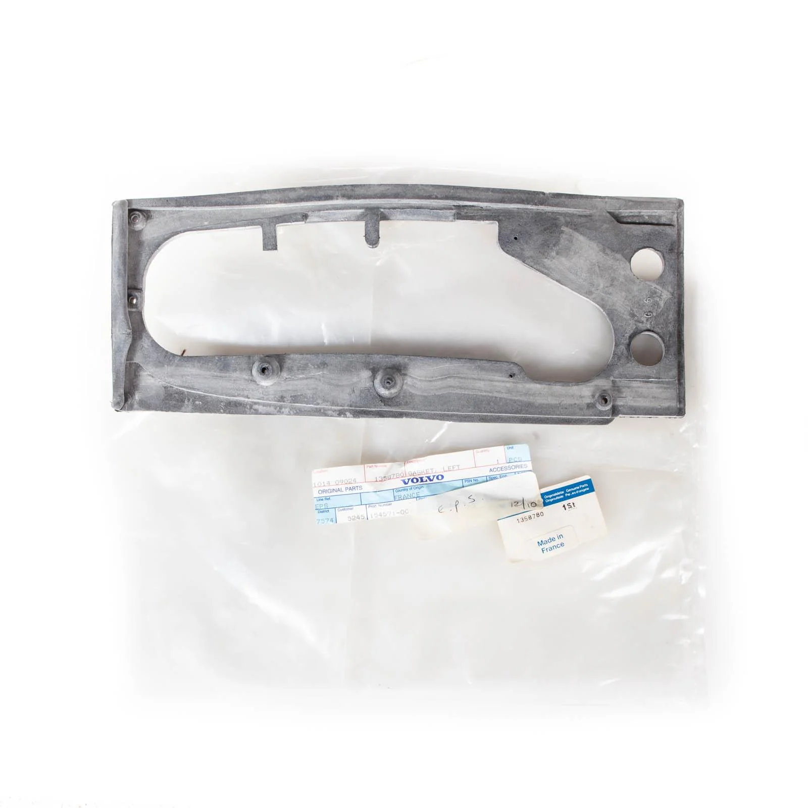 Genuine Volvo Left Taillight Gasket 1985-98 740, 760, 940, 960 and V90 Station Wagon, 1358780 This is a new genuine Volvo part in the Volvo package. This is the left taillight to body gasket seal for the 1985-98 station wagon models, please see the application fitment tables to confirm. This is NLA or No Longer Available from Volvo. The Volvo part number for this is 1358780 - Image 2